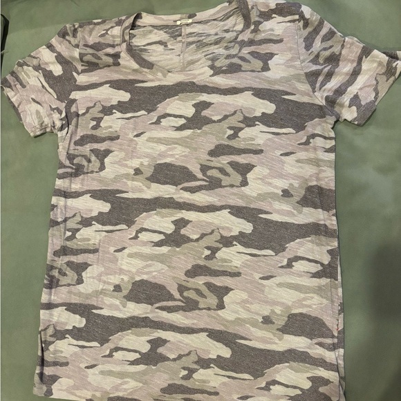 Monrow Women’s Camo t shirt - Picture 2 of 3